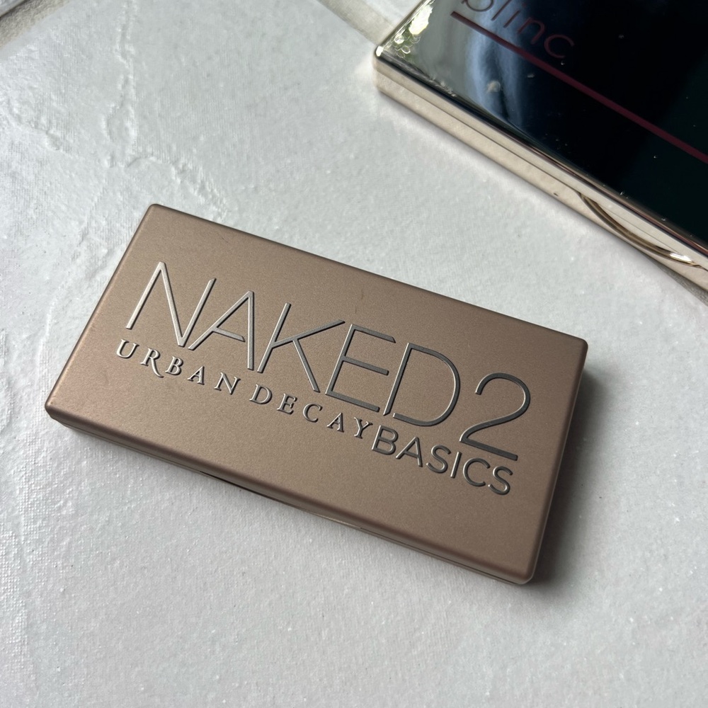 Urban Decay Naked2 Basics Eyeshadow Palette - Versatile Neutrals - Picture 10 of 13